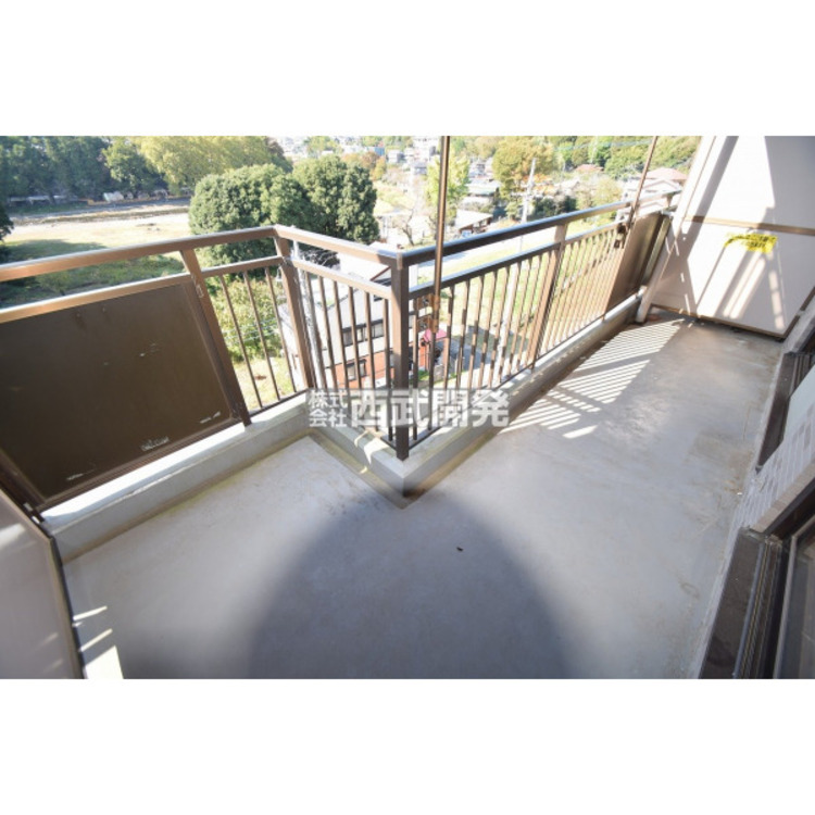 バルコニー ゆったりとしたバルコニー