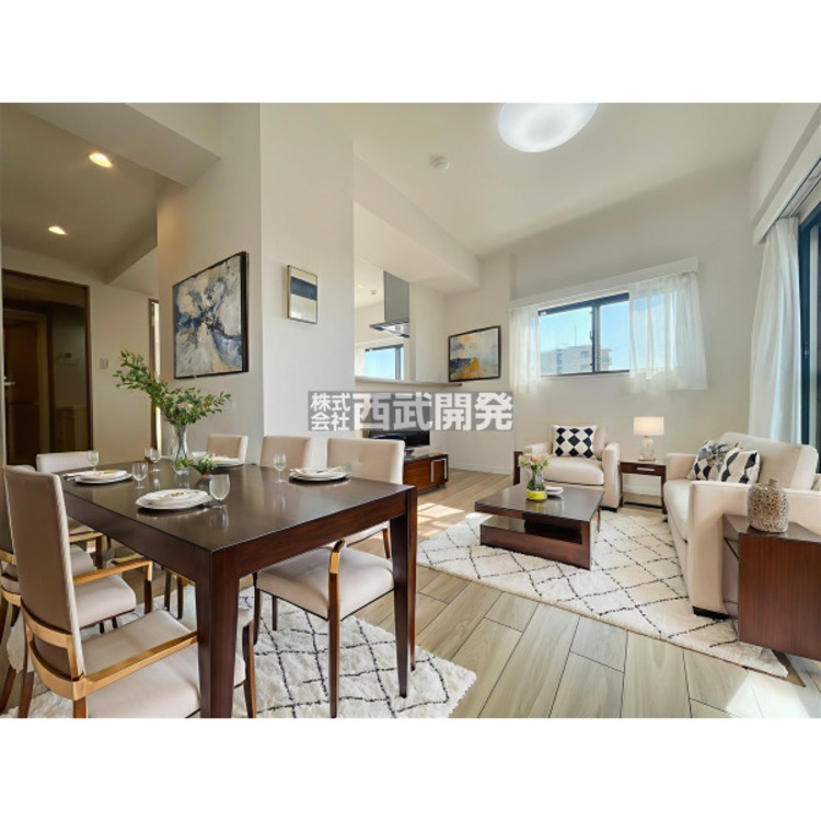 居間 【配置してある家具や小物はCGによるイメージです。】