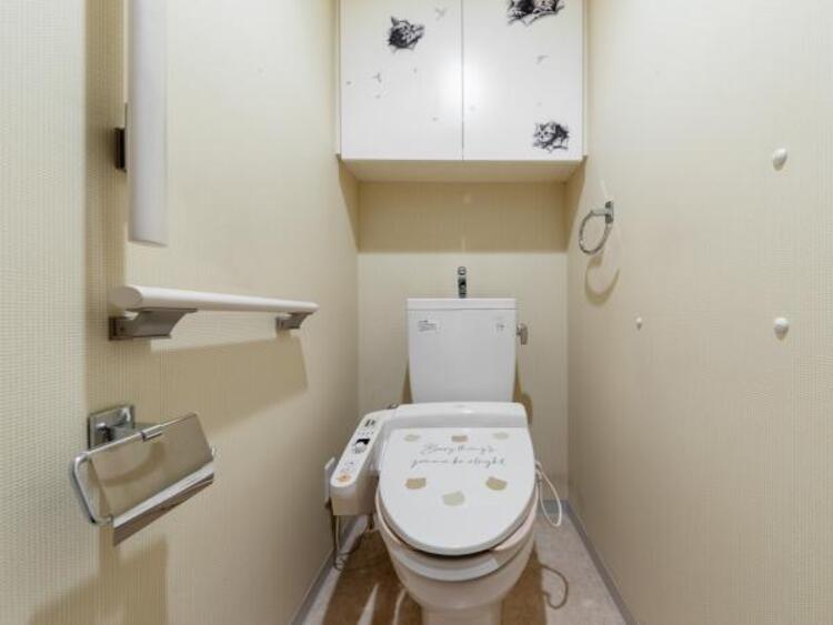 トイレ 手すりを設置してあるため、年配の方でも安心してお使いになれるトレイです。