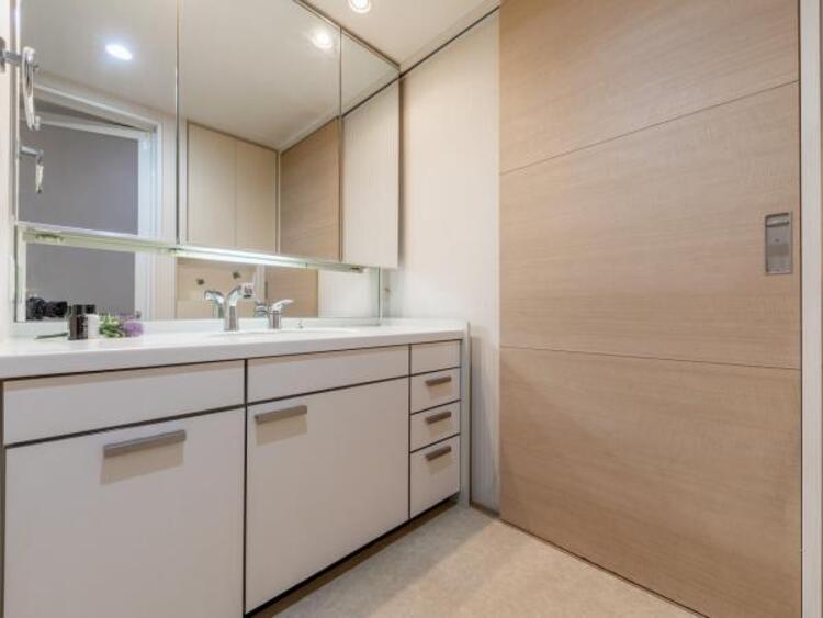 洗面 大型の三面鏡が自慢の洗面化粧台。リネン庫や洗濯機置き場横にも 収納棚があり、タオル類の収納にも便利です。