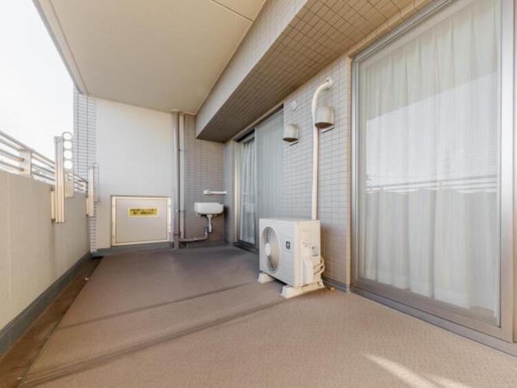 バルコニー 奥行2メートルのバルコニーはスロップシンク付きで、お洗濯にもガーデニングにも便利です。