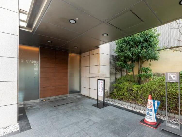 エントランス セキュリティの充実したオートロックのエントランス。