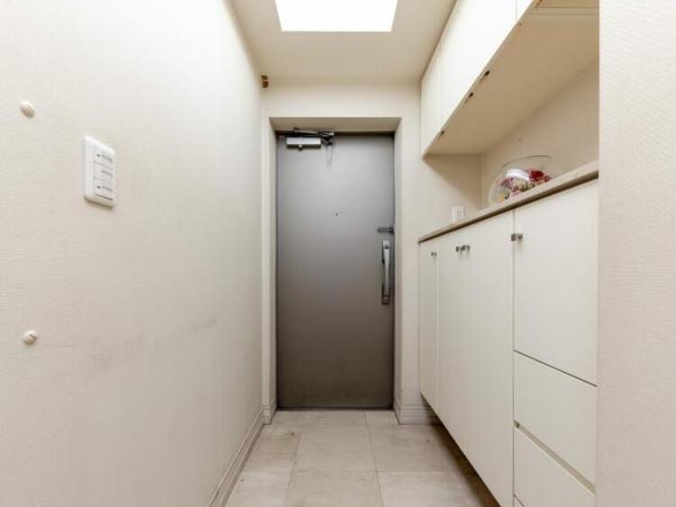 その他 玄関横のシューズクローゼットは使いやすく上下段にわかれた作りです。