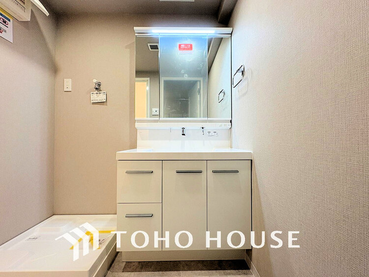 洗面 白を基調とした清潔感のある洗面室で朝の身支度を