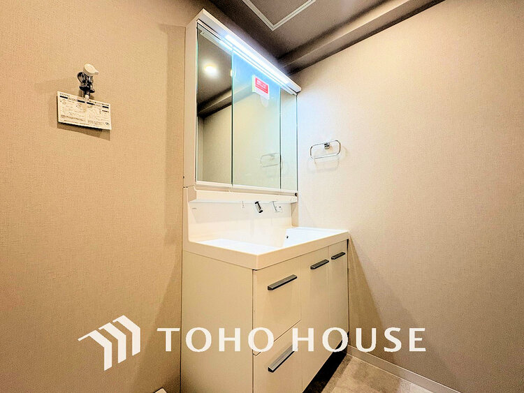 洗面 落ち着きのある色合いでまとめられた洗面室