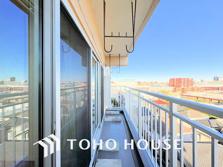 バルコニー 日当たりの良いバルコニーで晴れの日の洗濯物も楽しみになりますね