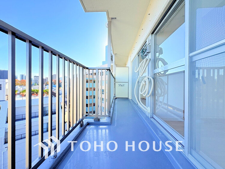 バルコニー 日当たりの良いバルコニーで晴れの日の洗濯物も楽しみになりますね