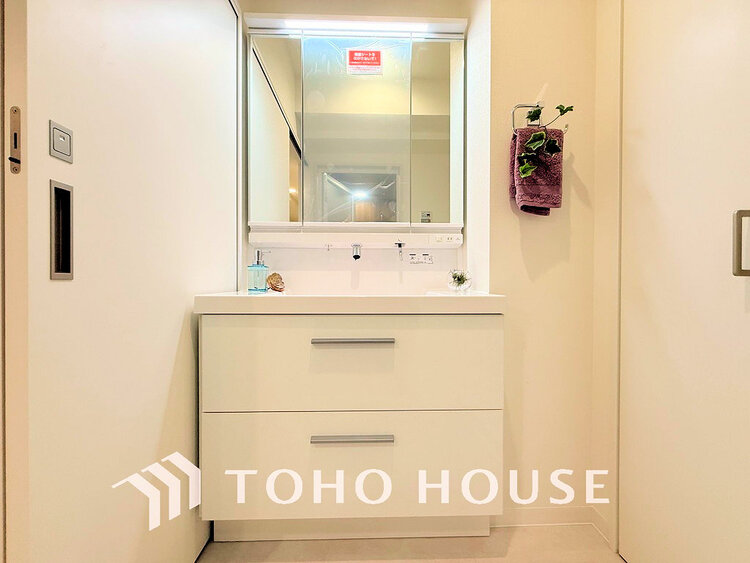 洗面 新規設置の洗面化粧台。収納豊富で使い勝手の良い3面鏡です