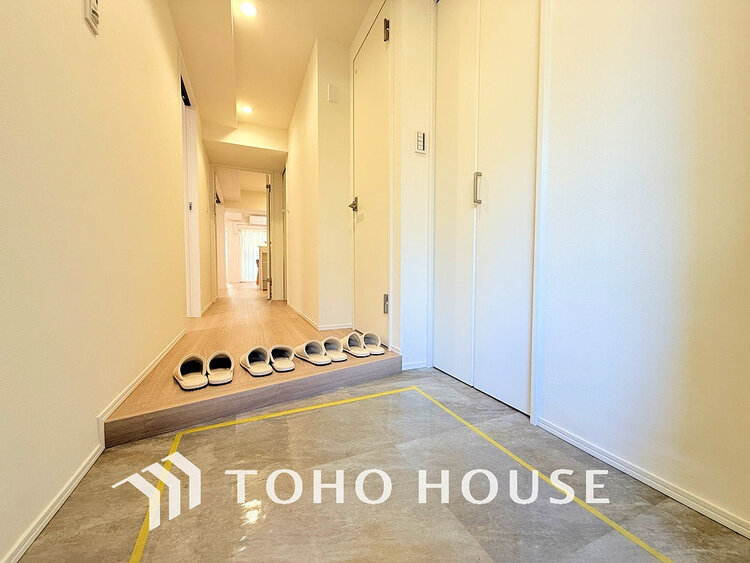 玄関 飾り過ぎないシンプルな内装の玄関