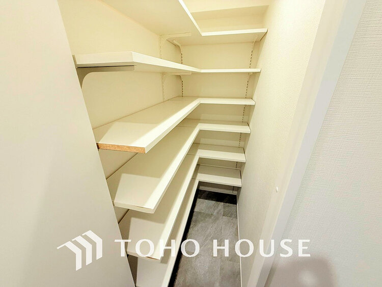 玄関 天井まである玄関収納はご家族分の履物も余裕で収納可能