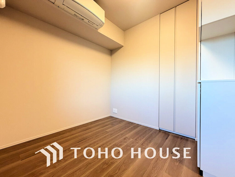 内装 優しい色合いのフローリングが張られた洋室