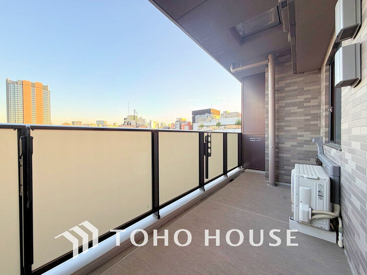 バルコニー 日当たりの良いバルコニーで晴れの日の洗濯物も楽しみになりますね