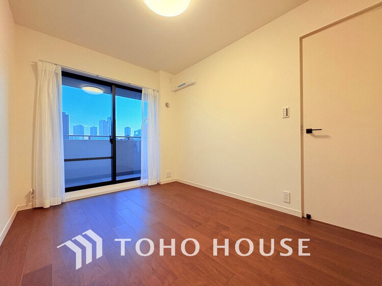 内装 採光もある洋室は、くつろぎのひと時を過ごすのにぴったり