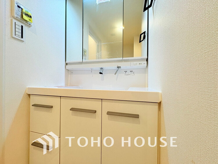 洗面 白を基調とした清潔感のある洗面室で朝の身支度を