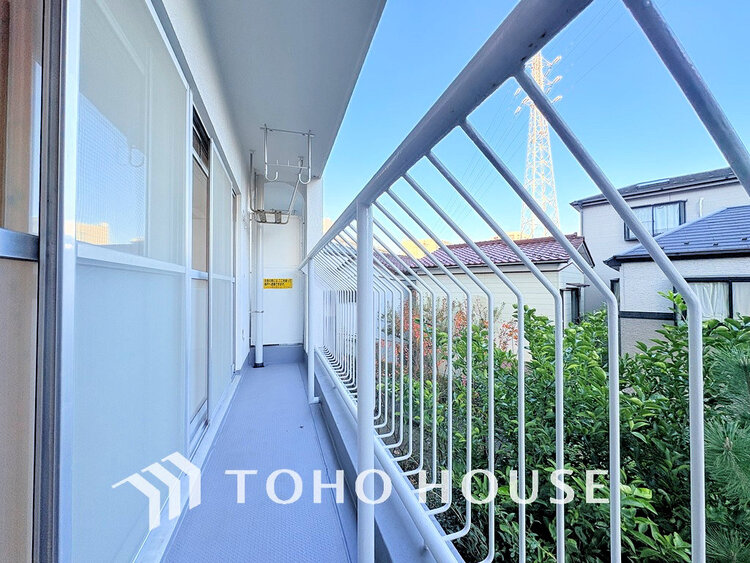 バルコニー 日当たりの良いバルコニーで晴れの日の洗濯物も楽しみになりますね