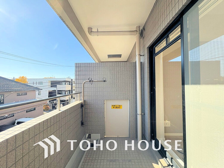 バルコニー 日当たりの良いバルコニーで晴れの日の洗濯物も楽しみになりますね