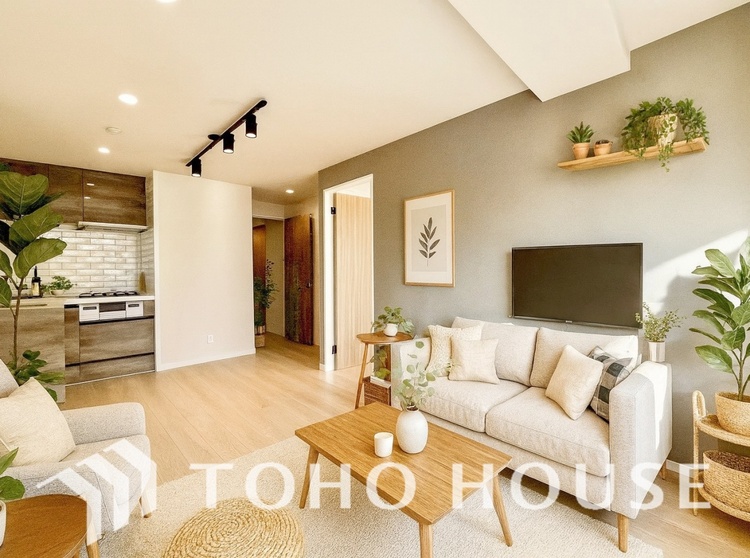 内装 ＊配置してある家具や小物はCGによるイメージ画像です。忙しい朝でも、しっかり家族が揃って食事をして頂けるゆとりある大きさのダイニングスペース。