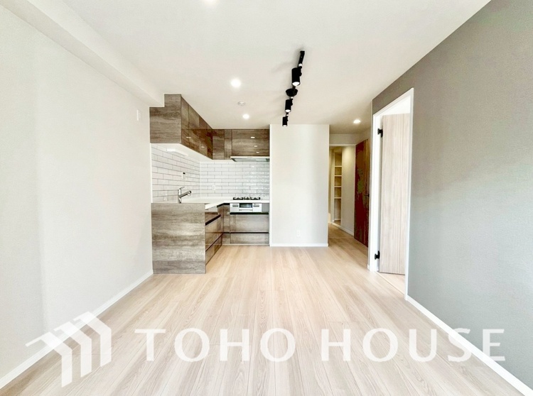 内装 ここはみんなが集い、食事と楽しい会話が始まる場所。話に夢中になりすぎて、ついつい時を忘れ、夜半過ぎになってしまう。そんな束の間の幸せを感じさせてくれます。