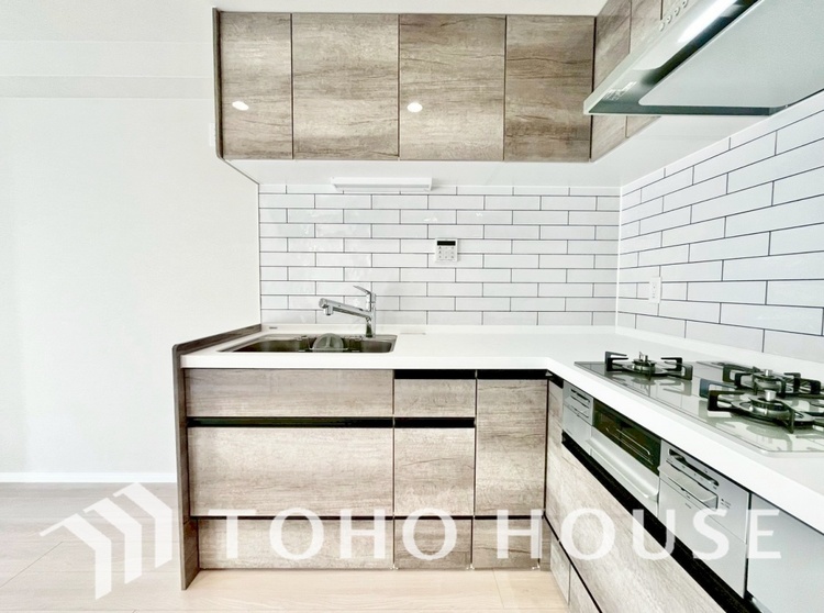 キッチン 手元の収納から、足元の収納までが全てスライド式で、奥のスペースまで有効に活用できます。奥まで上から見渡せるので、たまにしか使わない調理器具もサッと取出せます。