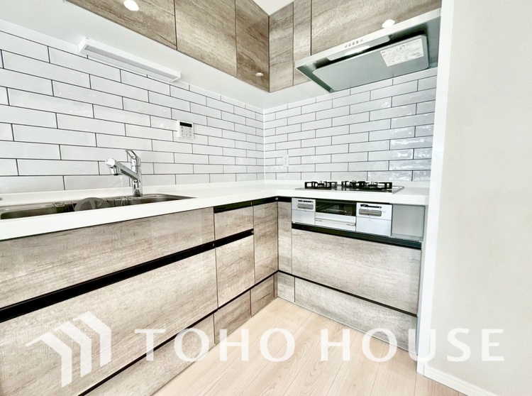 キッチン キッチンは家族の絆を育む大切な空間。シンプルで使い易いシステムキッチンで愉しく作る料理は愛情のある美味しいご馳走に。家族で使えるダイニングキッチンです。