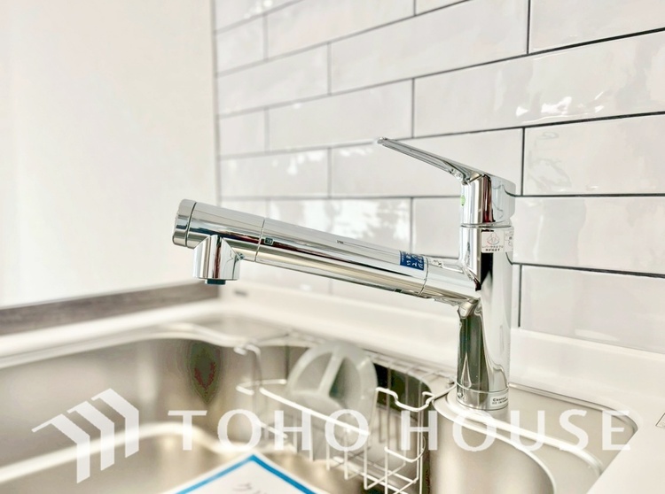 キッチン 広々としたキッチンのシンクは、料理の準備と片付けを楽にし、使いやすさを最大限に引き立てます。