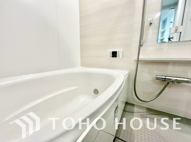 風呂 【浴室】《一日の疲れを落としてくれる場所は、落ち着く場所でなければならない》　高級感溢れるカラーと大きさ・柔らかな曲線で構成された半身浴も楽しめるバスタブが心地よさをもたらします。