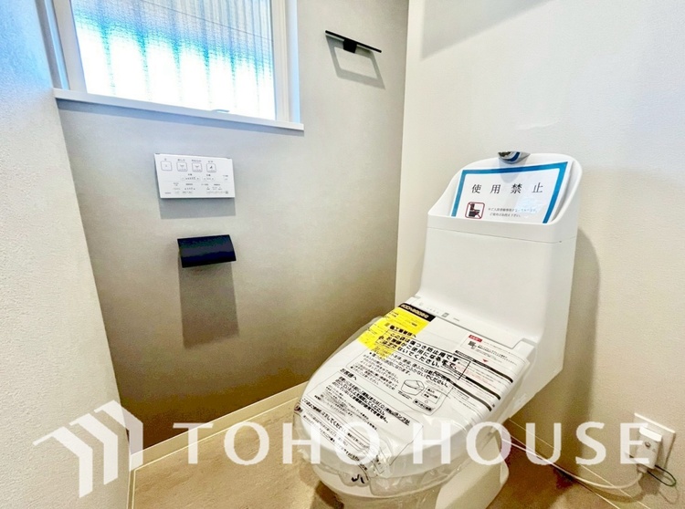 トイレ 清潔感あるホワイト調のクロスと温もり溢れるモダンカラーの床材が見事に調和した本邸宅は、毎日の生活を少しでも快適に過ごして頂ける様に落ち着いた雰囲気作りから行っています。