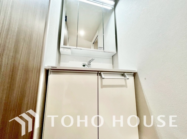 洗面 気持ちの良い朝をつくりだし、夕方には笑顔を取り戻させてくれるミラー。パウダールームはいつでも本来の自分を取り戻せる空間。明るく仕上げてあります。