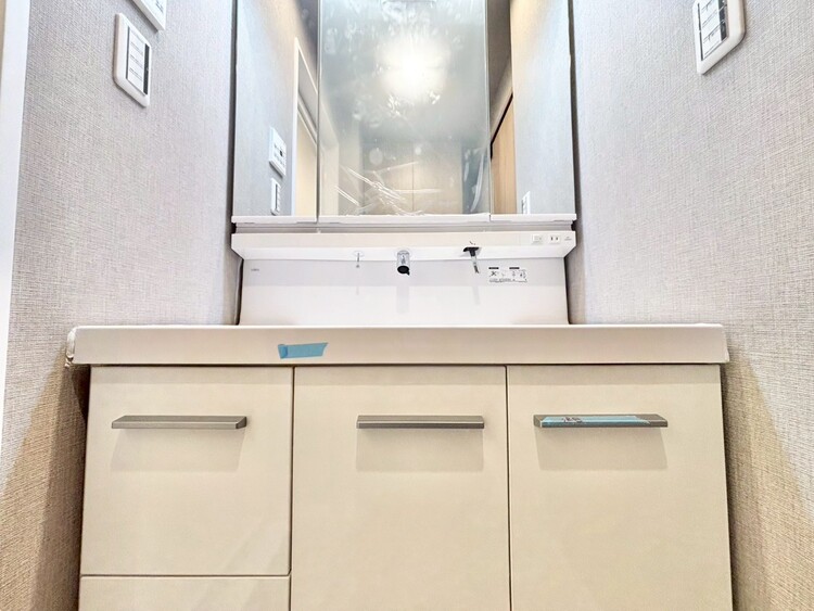 その他 清潔感を感じられる洗面化粧台。