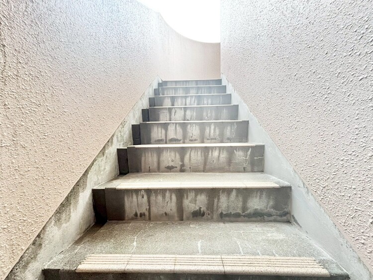 その他 共用部の階段です。明るく清潔に管理されています。