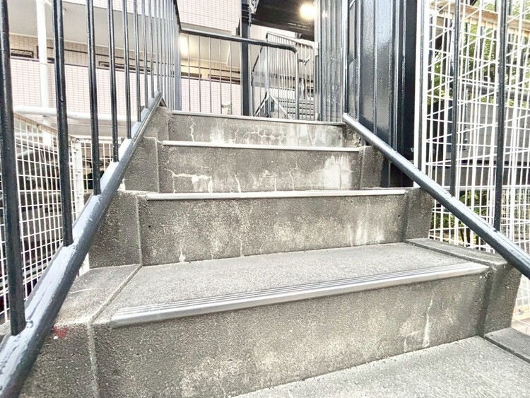その他 共用部の階段です。明るく清潔に管理されています。