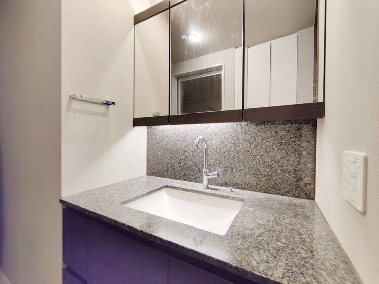 その他 清潔感を感じられる洗面化粧台。