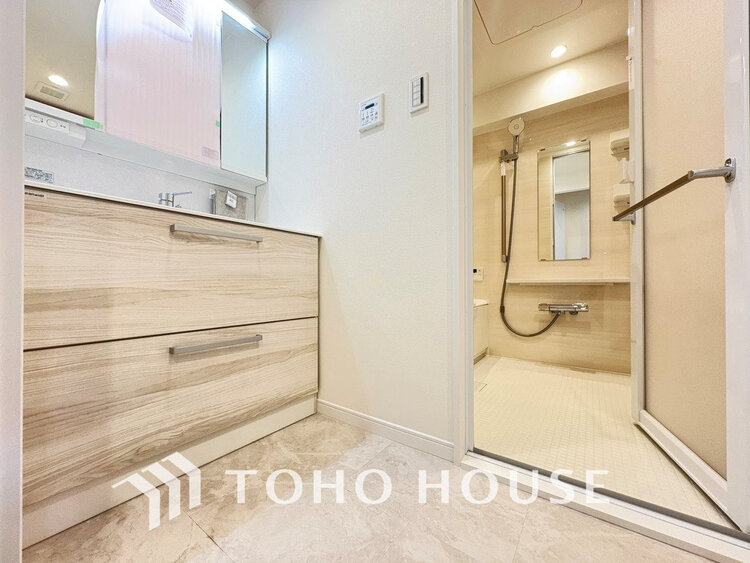 洗面 白を基調とした清潔感のある洗面室で朝の身支度を