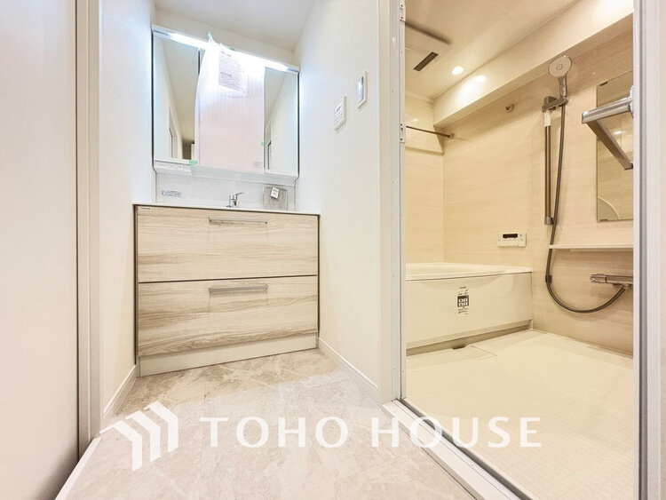 洗面 落ち着きのある色合いでまとめられた洗面室