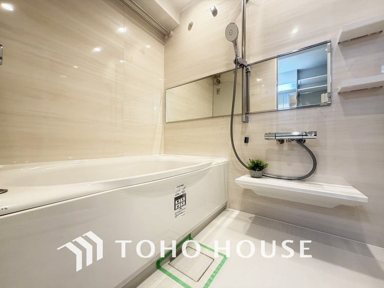 風呂 一日の疲れを癒すバスルームは、心地よいリラックスを叶える清潔感溢れる空間