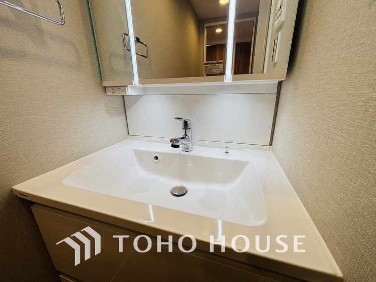 洗面 落ち着きのある色合いでまとめられた洗面室