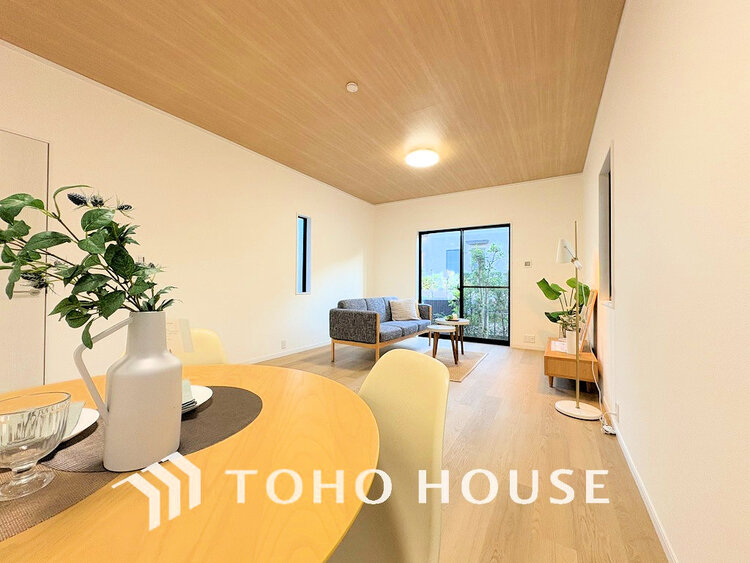 内装 家族みんなが爽やかに過ごせるように、光をたっぷり取り込んだLDK