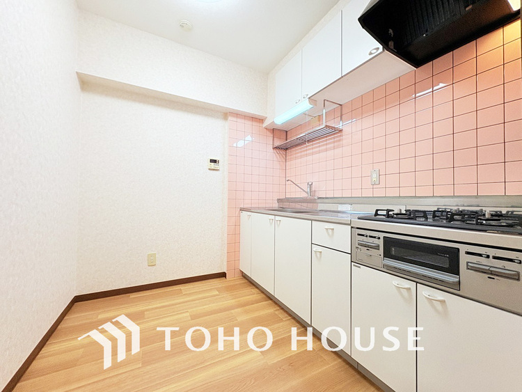 キッチン ホワイト調の清潔感のあるキッチン、背面のスペースには冷蔵庫やカップボートを置いていただけます