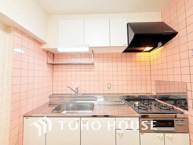 キッチン リビングから見えにくい設計のキッチンで、集中してお料理もできますね