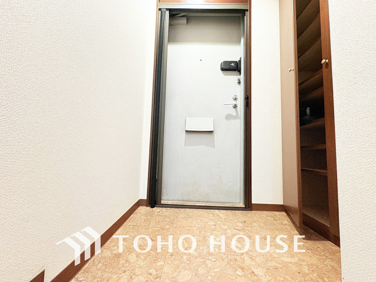 玄関 飾り過ぎないシンプルな内装の玄関