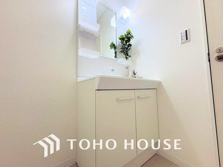 洗面 洗面台には三面鏡を採用。身だしなみを整えやすく収納量も良好です