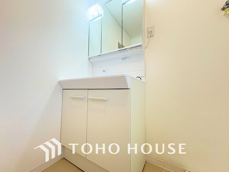 洗面 落ち着きのある色合いでまとめられた洗面室