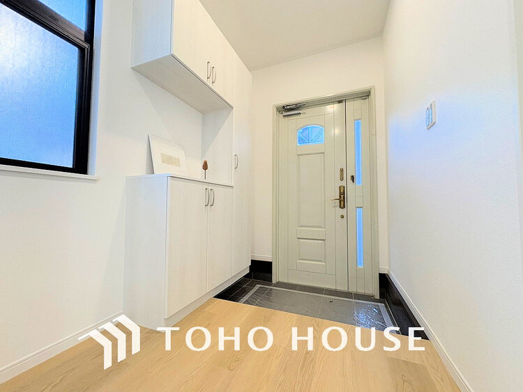 玄関 飾リ過ぎないシンプルな内装と偏り過ぎないデザインの玄関