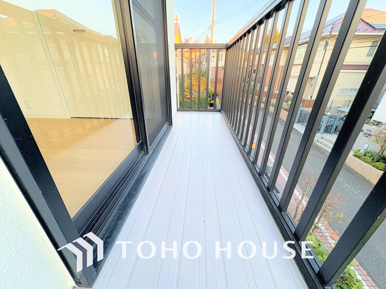 バルコニー 日当たりの良いバルコニーで晴れの日の洗濯物も楽しみになりますね