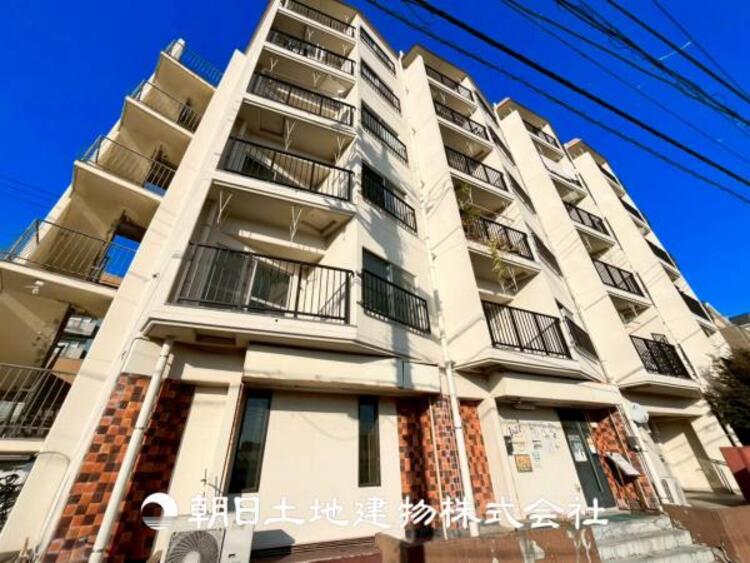 外観 【外観写真】暮らしの中でのたくさんの光と心地よい風を演出してくれています。見事なまでの開放的な空間をお楽しみください