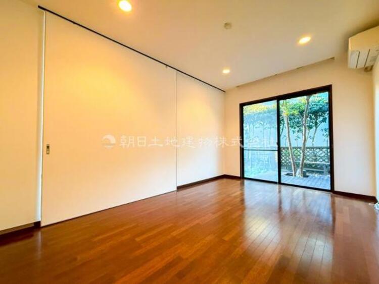 内装 穏やかな寛ぎあじわえるお部屋では有意義な時間がつくれます！大きな窓からと陽光が注がれる明るい空間！光もアクセントの一つとして。一人時間も充実したものにできるプライベートルームは日々を豊かにします！！