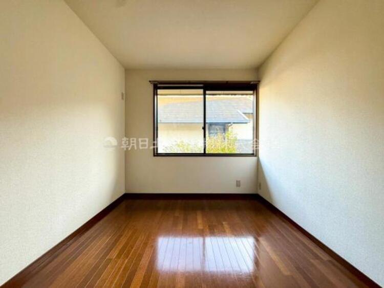 内装 居室はひとり時間を過ごせる安らげるお部屋として活用できます！収納スペースあり！荷物が多くても十分！ベッドや勉強机、テレビなどを置きたい場合におすすめ！！過ごす時間が長くてもゆったり過ごせそうですね！