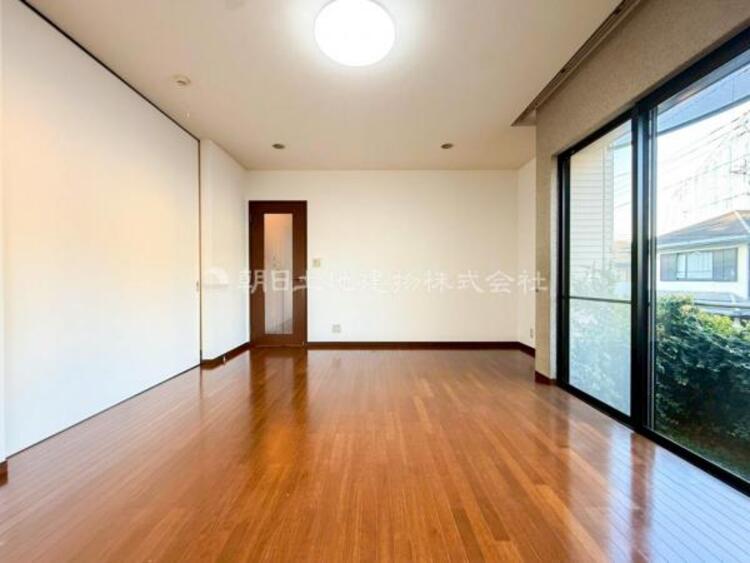 居間 家族の会話や笑顔が行き交うリビングで、子供を走り回らせたい。ダイニングテーブルでゆったり食事を堪能。光と風が溢れる開放的なリビングダイニングには、くつろぎの空間を生み自然と家族みんなが集まってきます