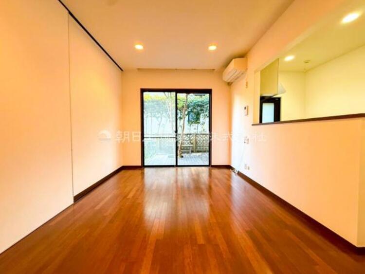 居間 お天気が晴れの日は照明をつけなくても充分明るいリビングです！どこか落ち着きのある広々とした内装です！皆で過ごす空間が、目に浮かんでくる様な優しいリビングダイニングです！くつろいだり楽しい時間を是非！