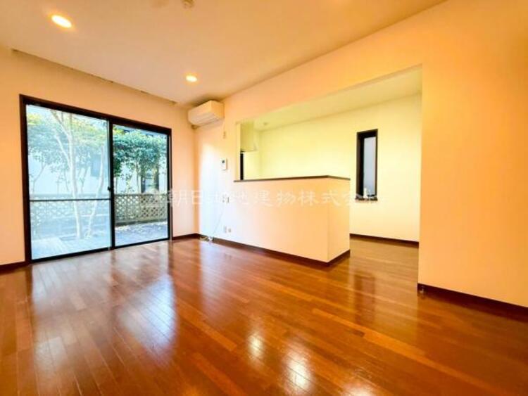 居間 リビングにあふれる採光と心地よい風のつどう調和された空間！！生活を彩る充実した日々が過ごせそうです。家族の滞在期間が長くなることを予測して、設計士が思いと工夫をこらした自慢のリビングダイニング！！！